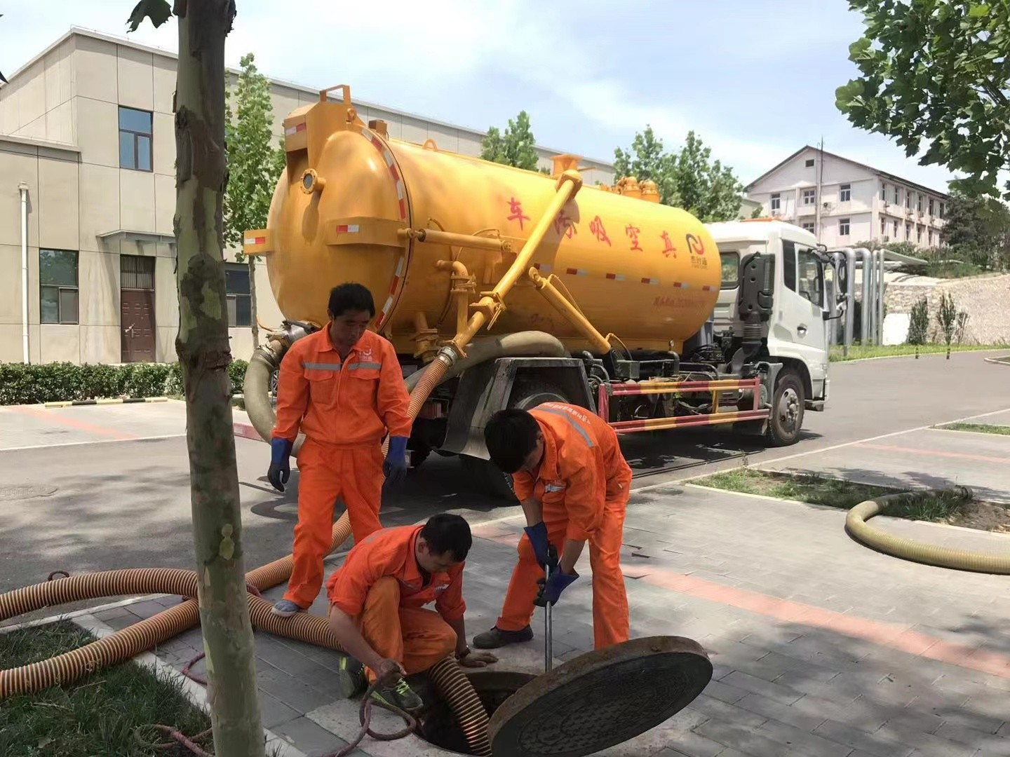 郫县管道疏通车停在窨井附近