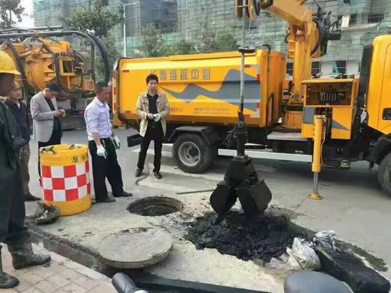 郫县街道：网格员化身“清道夫”，为民解忧疏通“堵心”化粪池