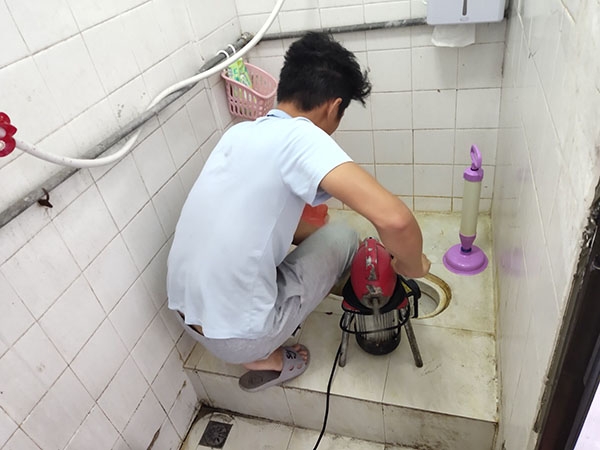 郫县管道堵塞冒臭气 专业师傅现场解决问题