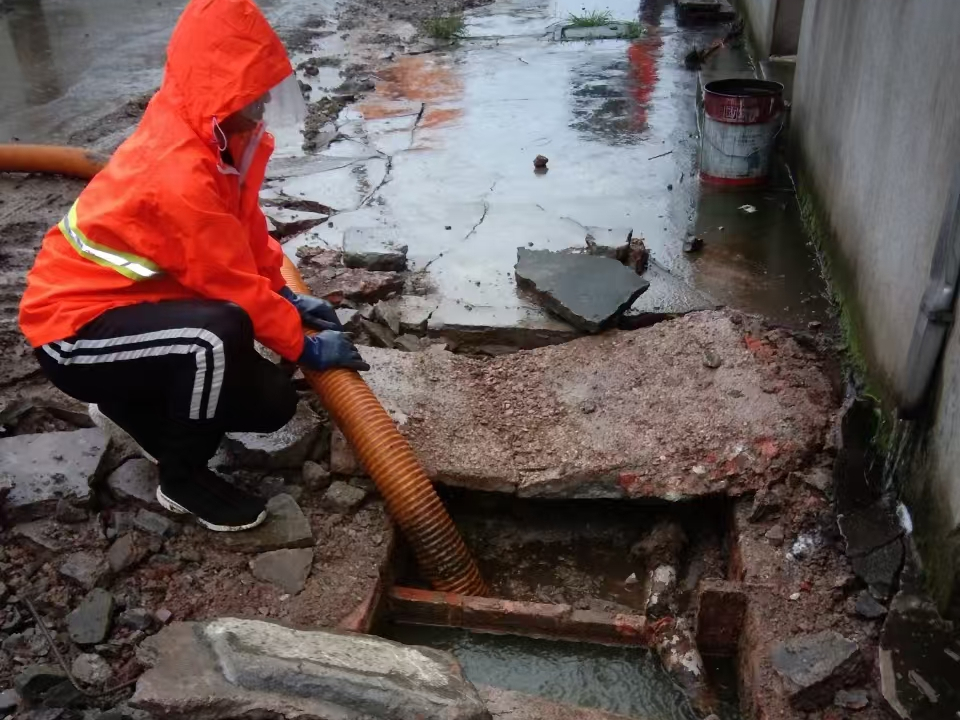 郫县专业清理污水池 炜誉市政以规范流程守护城市 “肠道”